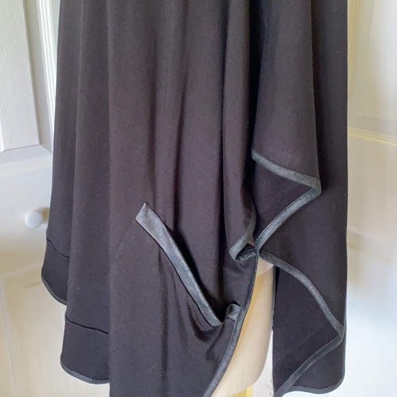 Asymmetrical black poncho - Picture 5 of 11